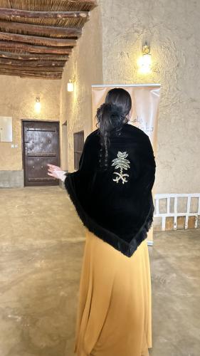 شال بشعار سيفين ونخله