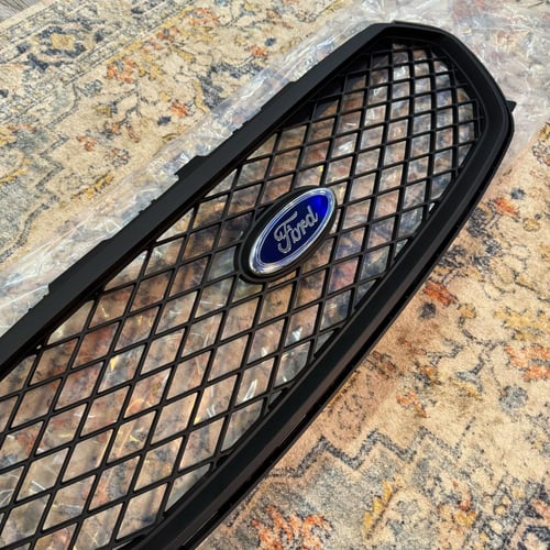 شبك فورد تورس بوليسي 2013 - 2019 شامل العلامة