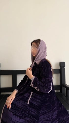 عباية مخمل مكسر موف غامق بأطراف وردي