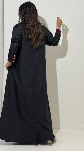 بليزر أسود مزين بديزاين من اللون العودي