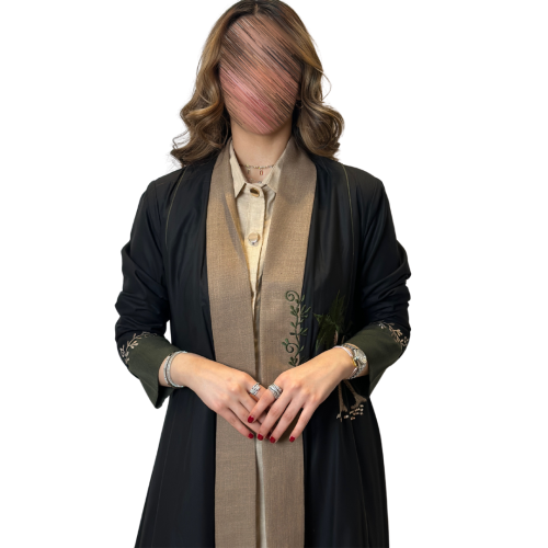 عباية كلوش لون أسود مزين بتطريز من الأمام