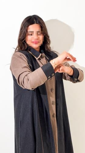 بليزر رمادي غامق مزين بديزاين من اللون البيج