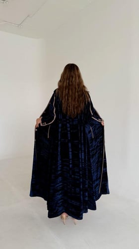 عباية مخمل مكسر كحلي بأطراف بيج غامق