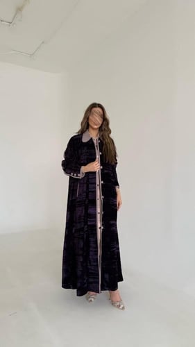عباية مخمل مكسر موف غامق بأطراف وردي