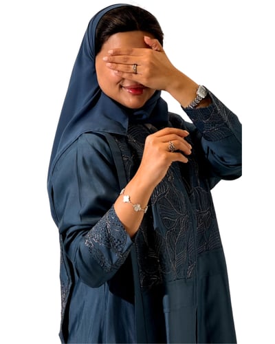 عباية لون تركواز بارد مزين بقطع مطرزة تركواز