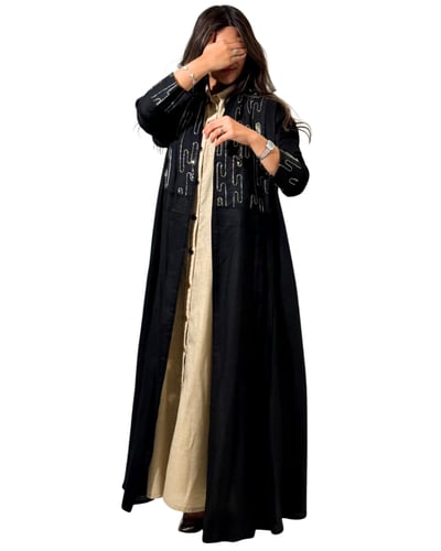 عباية سوداء لنن مزينة بقطع مطرزة ذهبية