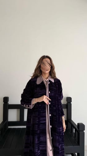 عباية مخمل مكسر موف غامق بأطراف وردي