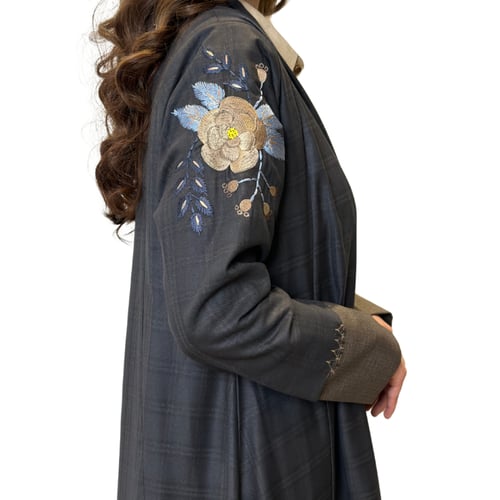 عباية كلوش مربعات خفيفة مطرزة من الأمام وعلى الكم