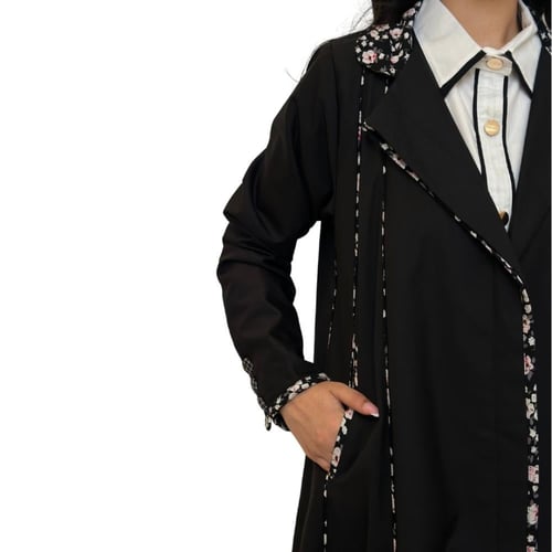 عباية كلوش لون أسود مزينة باطراف مشجرة