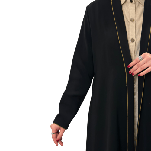 عباية سوداء مطرزة من الخلف