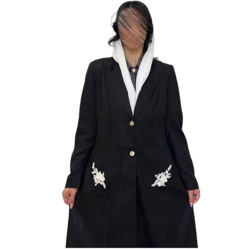 بليزر كتان لون أسود مزين بقطع شك بيضاء