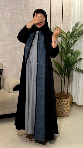 عباية لون اسود مزين بقطع مطرزة تركواز