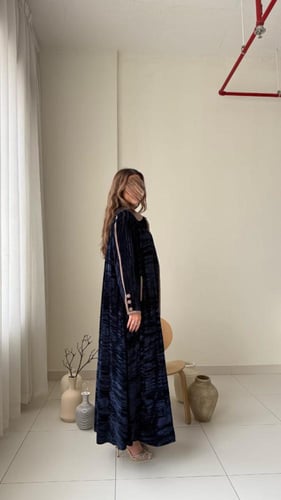 عباية مخمل مكسر كحلي بأطراف بيج غامق