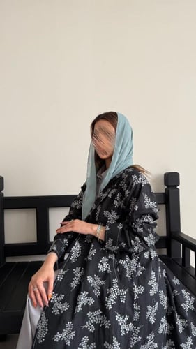 عباية بين الاسود والرمادي مشجرة بالكامل