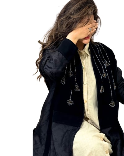 عباية لون اسود مطرزة بنقش سماوي من الامام والخلف