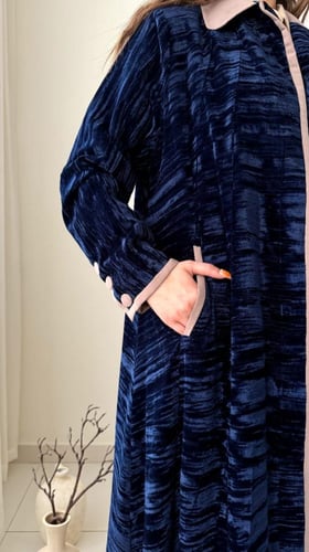 عباية مخمل مكسر كحلي بأطراف بيج غامق