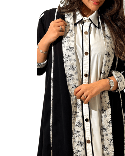 عباية لون اسود مزينة بقطعة مشجزة من الاطراف والحوا...