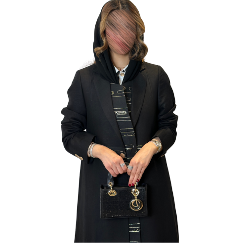 بليزر كتان لون أسود مزين بقطع شك ذهبي