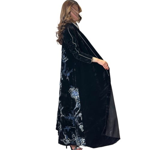 عباية كلوش مخمل مكسر مطرز بالكامل من الخلف