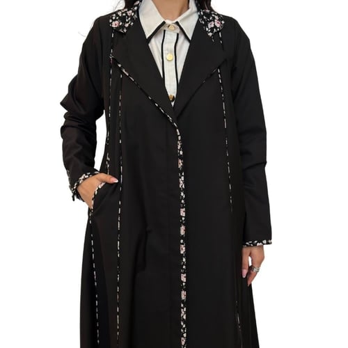 عباية كلوش لون أسود مزينة باطراف مشجرة