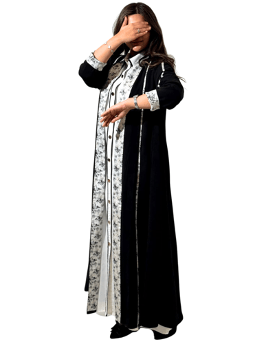 عباية لون اسود مزينة بقطعة مشجزة من الاطراف والحوا...