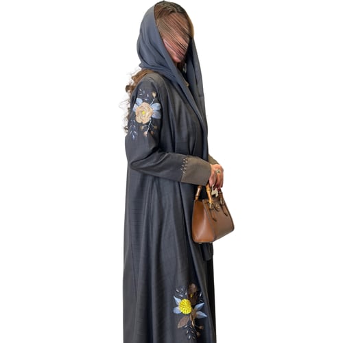 عباية كلوش مربعات خفيفة مطرزة من الأمام وعلى الكم