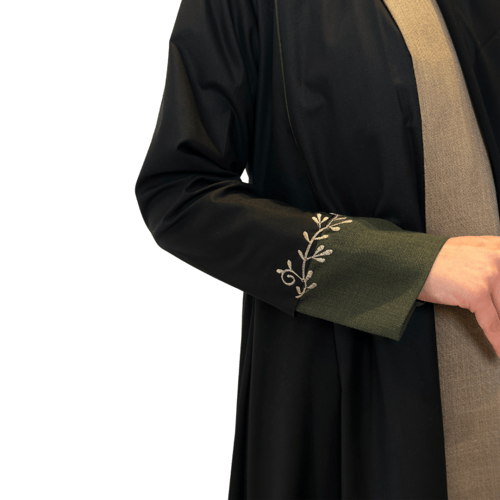 عباية كلوش لون أسود مزين بتطريز من الأمام