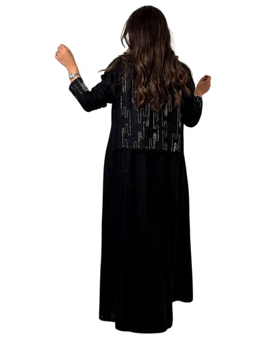 عباية سوداء لنن مزينة بقطع مطرزة ذهبية