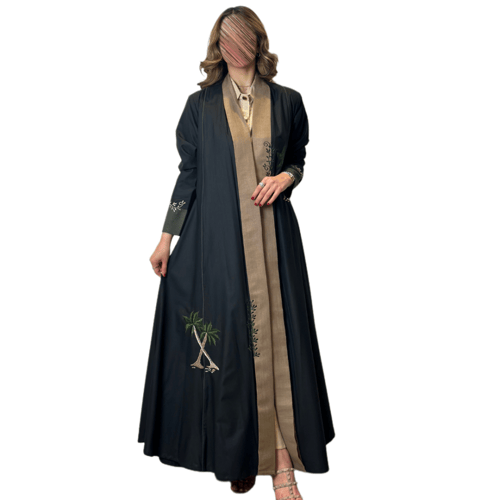 عباية كلوش لون أسود مزين بتطريز من الأمام