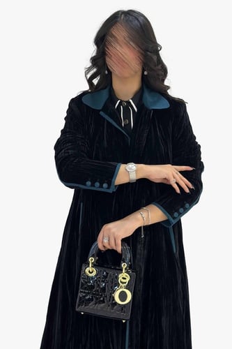 عباية كلوش عملية - أسود بحواف تركواز غامق