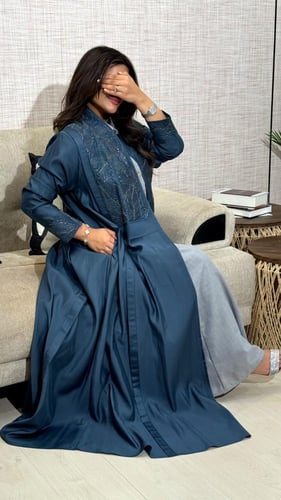 عباية لون تركواز بارد مزين بقطع مطرزة تركواز