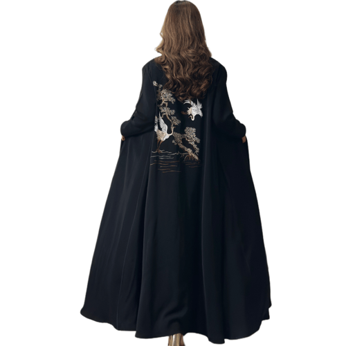 عباية سوداء مطرزة من الخلف