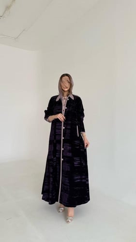 عباية مخمل مكسر موف غامق بأطراف وردي