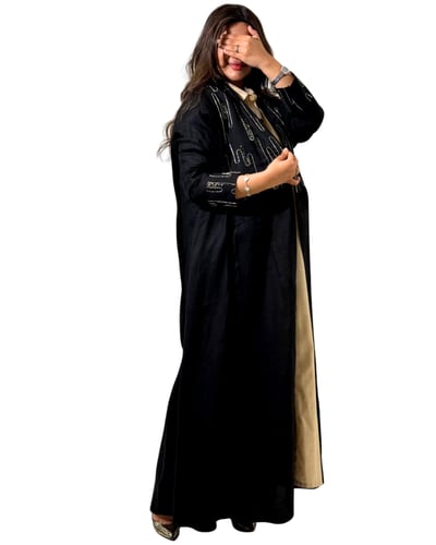 عباية سوداء لنن مزينة بقطع مطرزة ذهبية