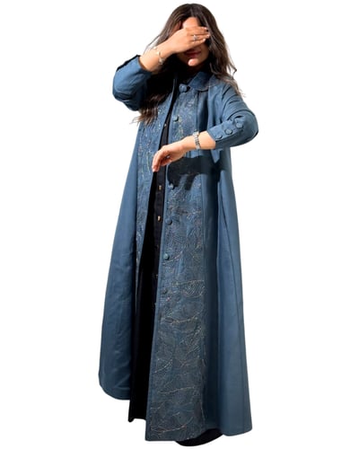 عباية لون تركواز بارد مزين بقطع مطرزة تركواز