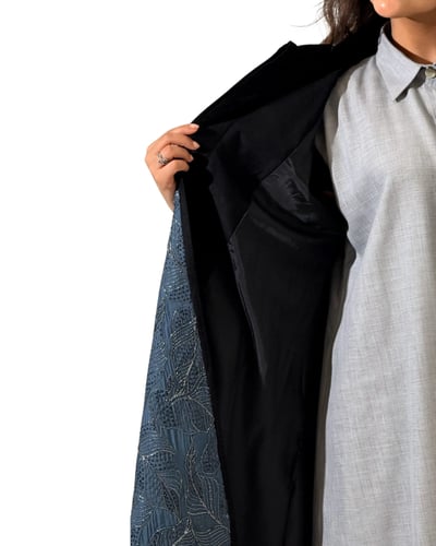 عباية لون اسود مزين بقطع مطرزة تركواز