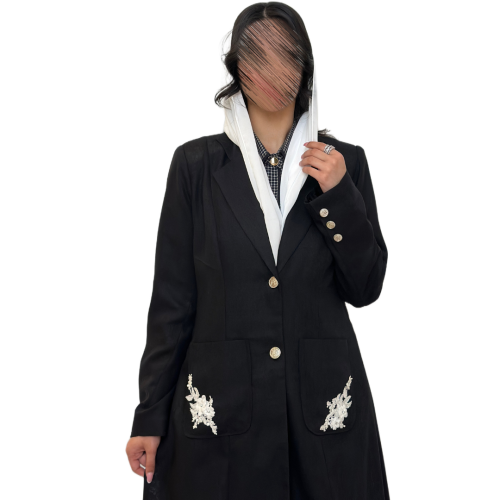 بليزر كتان لون أسود مزين بقطع شك بيضاء