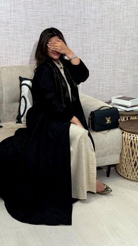 عباية لون اسود مطرزة بنقش سماوي من الامام والخلف