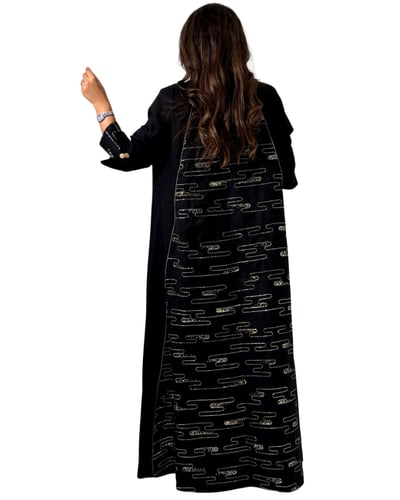 عباية سوداء لنن مزينة بقطع مطرزة ذهبية