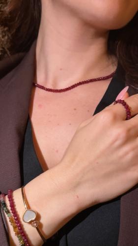 تشوكر من حجر الياقوت الاحمر يبلغ طوله 37 سم ‍