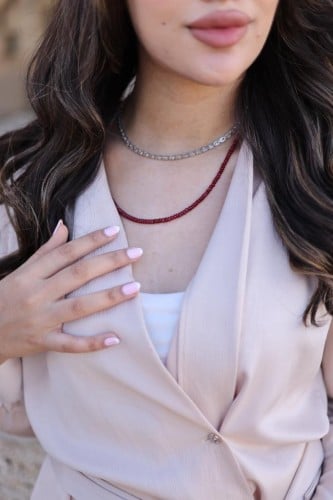 عقد من حجر الياقوت الاحمر يبلغ طوله 46 سم‍