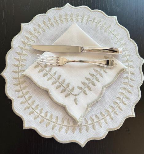 طقم بتصميم ورق الشجر (Napkin- Placemat)