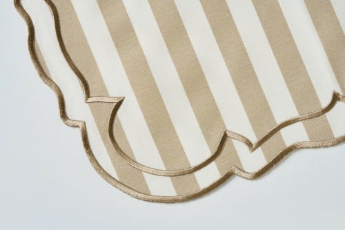 مفرش صحن طاولة بيج مخطط( Placemat)