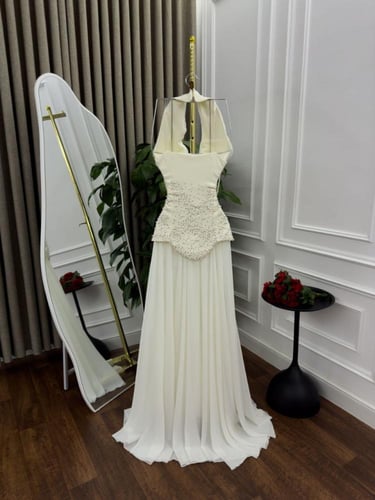 فستان سهرة أبيض بياقة هالتر وكورساج مطرز