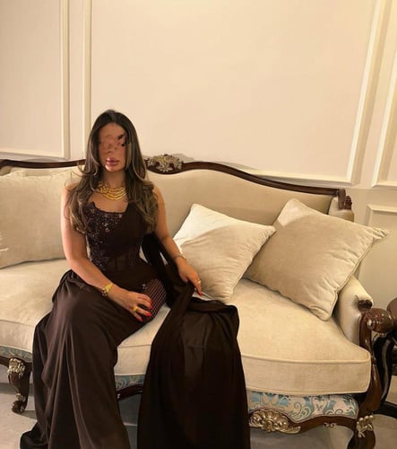 فستان سهرة بني بلمعة كورسيه وتصميم منسدل