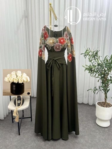 فستان سهرة زيتي بأكمام كيب وتطريز ورود