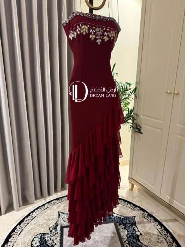 فستان سهرة عنابي بتطريز فاخر بتصميم مزموم