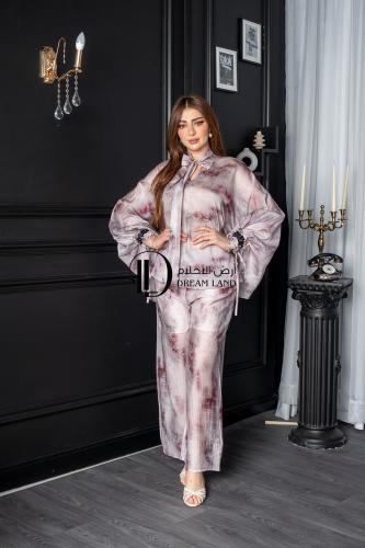 طقم نسائي منقوش ببلوزة واسعة وبنطلون