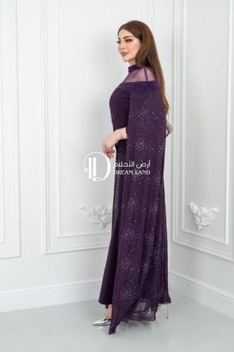 فستان سهرة بنفسجي بلمعة وذيل كيب