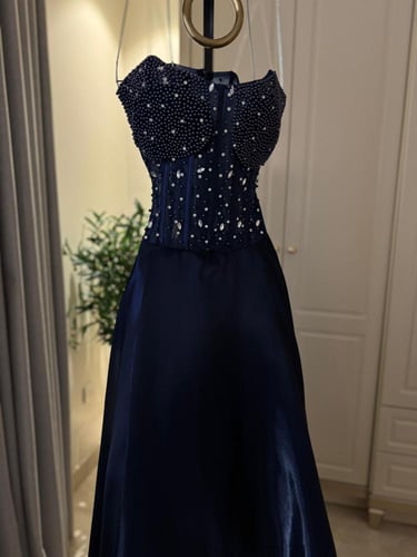 فستان سهرة بتطريز لؤلؤ وقصة كورسيه